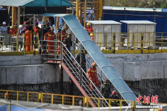 2月8日，救援人员进入坍塌隧道搜救被困人员。2月7日晚上8时40分左右，位于佛山市禅城南庄的佛山地铁2号线绿岛湖至湖涌盾构区间工地地面出现坍塌。据初步核查，事故现场8人无生命体征，3人失联，9人获救并被及时送往医院抢救。目前，救援人员仍在进行井下泥沙清理，尽最大努力搜救被困人员。 <a target='_blank' href='http://www.chinanews.com/'>中新社</a>记者 陈骥旻 摄