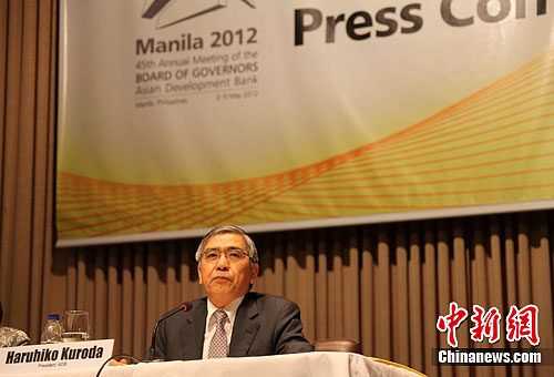 5月2日，亚洲开发银行亚行第45届年会在菲律宾首都马尼拉拉开帷幕。图为亚行行长黑田东彦当天召开记者会。黑田东彦在记者会上表示，欧元区债务?；罨档氖逼谝压ィぜ莆蠢床换岫匝侵蘧迷斐裳现爻寤?。<a target='_blank' href='http://www.chinanews.com/'>中新社</a>发 张明 摄