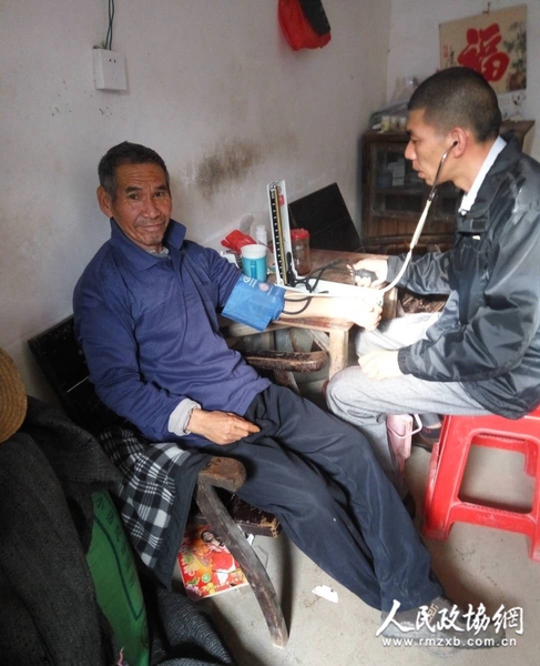 村医为姚荐云监测血压，并指导日常健康管理