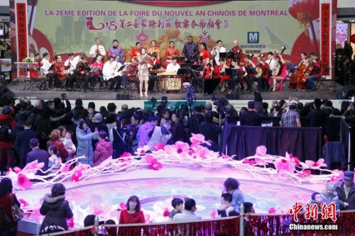 当地时间2月11日，加拿大第二大城市蒙特利尔举行欢乐春节庙会。图为侨社艺术团体在现场演奏中西经典乐曲。这是蒙城连续第二年在农历新年前夕由华人社区联合举办欢乐春节庙会。参与筹办庙会的侨团由第一届的70多个增至本届的近百个。<a target='_blank' href='http://www.chinanews.com/'>中新社</a>记者 余瑞冬 摄