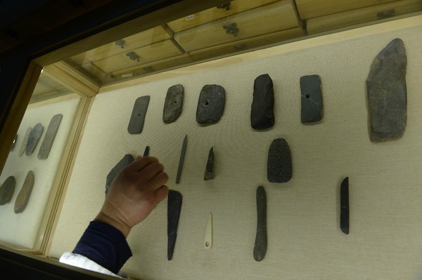 谢山河大收藏的石器时代的砭镰、砭针及砭铲等。