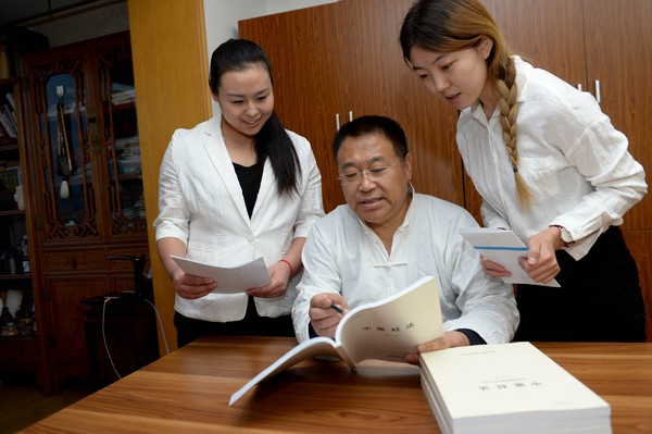 图为谢山河为徒弟现场授课。