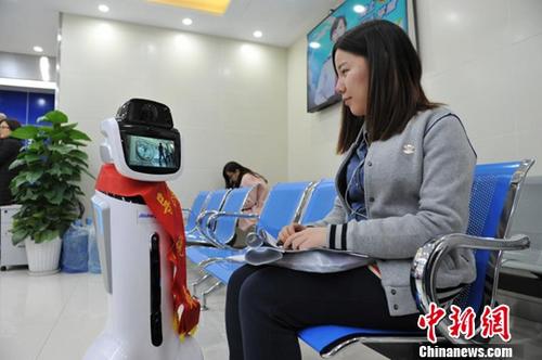 资料图：纳税人在等候办理业务。(浙江省国家税务局供图) <a target='_blank' href='http://www.chinanews.com/'>中新社</a>记者 钟欣 摄