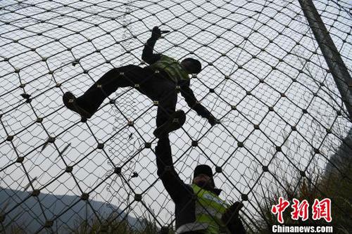 铁道护路夫妻岗：铁轨边5平方米的日夜守望