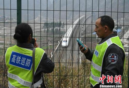 图为廖小城与妻子陶春秀正在进行日常铁路巡防工作?！〕鲁?摄