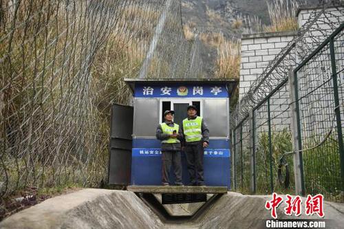 图为廖小城与妻子陶春秀在铁路边的护路岗亭处合影?！〕鲁?摄