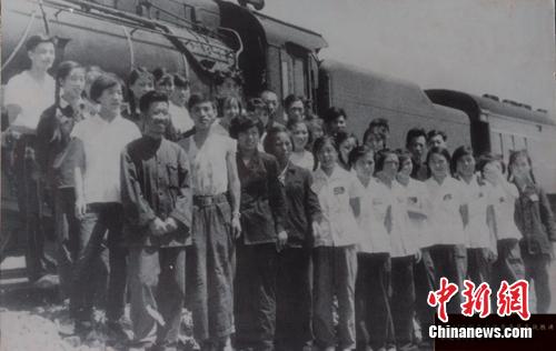 1959年，12次三八组乘务党支部在战胜洪水的前卫站合影。 沈铁 供图