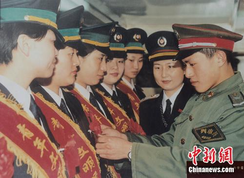 九十年代，12次列车与雷蜂班开展共建活动。 沈铁 供图