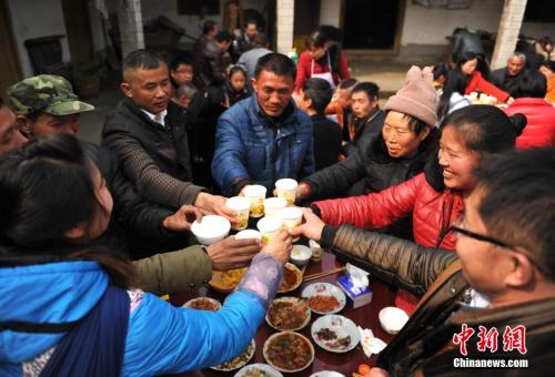 资料图：四川农家的春节“拜年会”。 <a target='_blank' href='http://www.chinanews.com/'>中新社</a>记者 刘忠俊 摄
