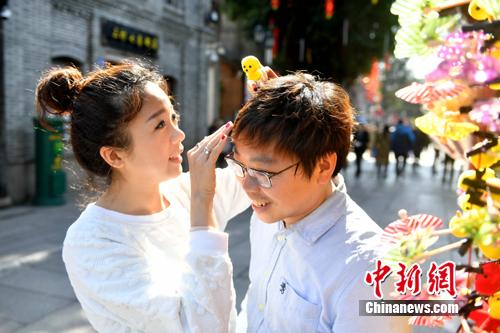 图为李函儒为丈夫挑选小狗发夹。 吕明 摄