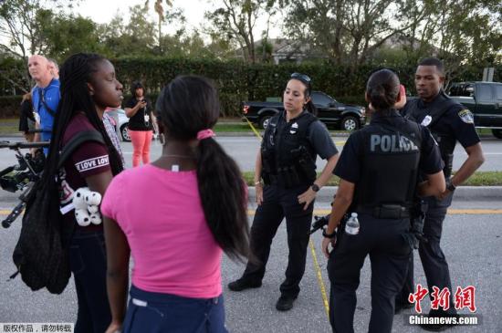 该校17岁的学生马修表示，当听说学校发生枪击时，全班同学都猜到会是克鲁兹。因为他经常在社交账号上发布枪支武器的图片，同学们还曾经开过玩笑说，将来有一天克鲁兹会枪击整个学校。