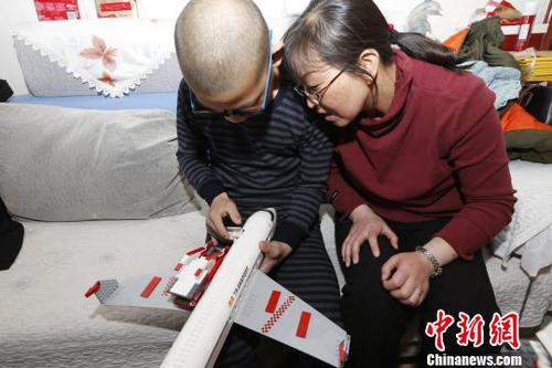 寄养家庭的别样春节：以后赚钱回来给妈妈买好吃的