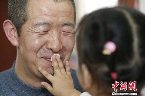 图为玲玲和孙学礼爸爸玩耍?！『罅?摄