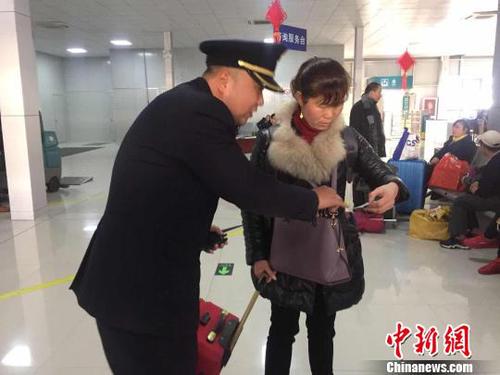 正在工作的金杰，即便与妻子在同一个车站里，却因处不同的岗位无暇见面 李林蔚 摄