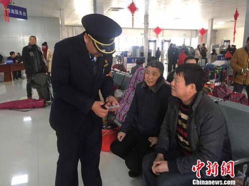 正在工作的金杰，即便与妻子在同一个车站里，却因处不同的岗位无暇见面 李林蔚 摄