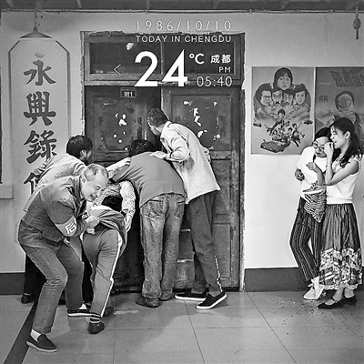 录像厅前，看门大爷紧紧拽住一个想偷偷入场的孩子