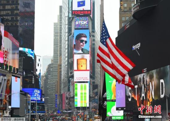 美国时报广场降半旗悼念佛州高中枪击案遇难者。