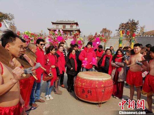 五大洲外国人“点旺火”、“敲钟声”体味浓浓中国年