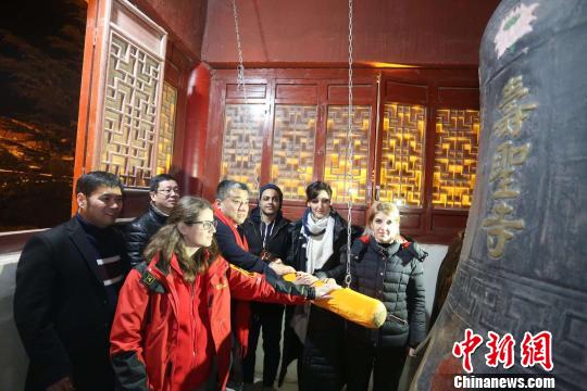 外国留学生在寿圣寺敲响零点祈福钟声。 主办方供图