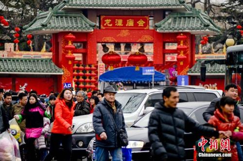 资料图：中国传统新年的正月初一，北京龙潭庙会上人潮涌动。<a target='_blank' href='http://www.chinanews.com/'>中新社</a>发 陆欣 摄