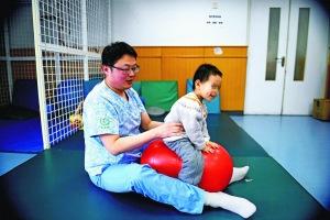 儿童医院康复师多年坚守:孩子能正常跑跳就值了