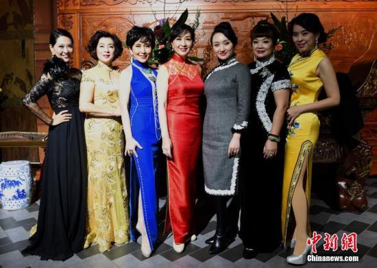 渝台两地女企业家身着旗袍服饰合影留念。周毅 摄