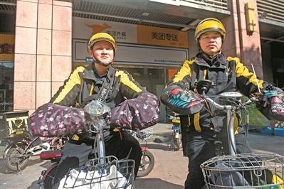 春节坚守岗位的外卖小哥。图/广州日报全媒体记者何波