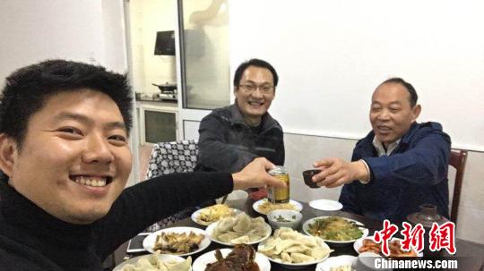 图为“灯塔人”的年夜饭 采访对象供图