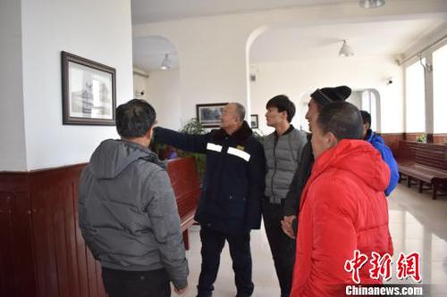 图为马德库讲解历史。　李继坤 摄