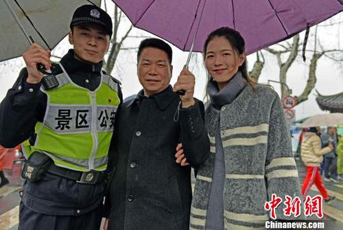 妻子朱佩誉和梁晓滨的岳父前来“探班”?！±钣?摄