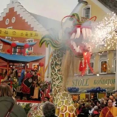 这个德国小镇居民自称是中国人 还在春节狂欢游行