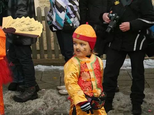 这个德国小镇居民自称是中国人 还在春节狂欢游行