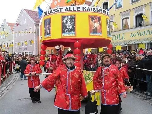 这个德国小镇居民自称是中国人 还在春节狂欢游行