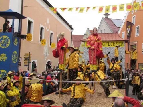 这个德国小镇居民自称是中国人 还在春节狂欢游行