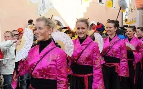 这个德国小镇居民自称是中国人 还在春节狂欢游行