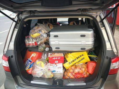 儿行千里远赴东北 四川母亲把家的味道塞满后备箱