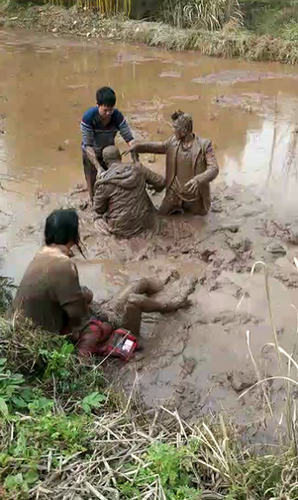 车主春节因错车引发争执 打架打到水田里变泥人