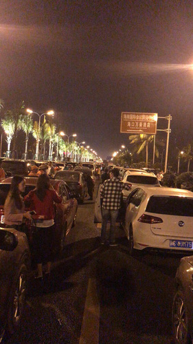 游客讲述海南堵车之夜：不到10公里 走了一晚上