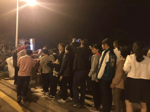 游客讲述海南堵车之夜：不到10公里 走了一晚上