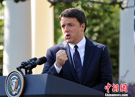 意大利总理伦齐当地时间10月18日正式访问白宫，与美国总统奥巴马会晤。伦齐说，在人们面临恐惧的时代，大家应建造人与人之间的桥梁，而非“筑墙”。美媒普遍认为，伦齐此番言论是在“间接批评”美国共和党总统候选人特朗普关于在美墨边境筑墙以阻挡非法移民的主张。<a target='_blank' href='http://www.chinanews.com/'>中新社</a>记者 张蔚然 摄