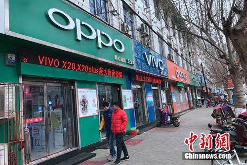 县城手机专卖店，OPPO和vivo居多。<a target='_blank' href='http://www.chinanews.com/' >中新网</a> 吴涛 摄