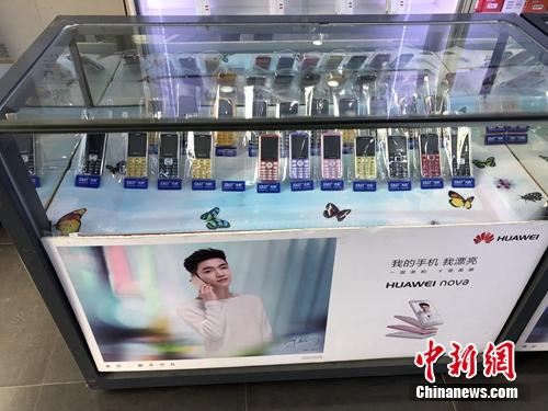 某手机专卖店展示的老年机型。<a target='_blank' href='http://www.chinanews.com/' >中新网</a> 吴涛 摄