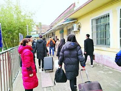 曾九霞(左一) 笑迎出行旅客 通讯员苏庆丰 摄 曾九霞(左一) 笑迎出行旅客 通讯员苏庆丰 摄