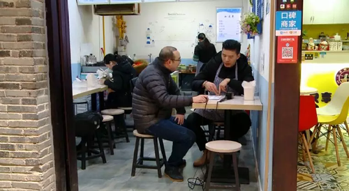 店主贴歇业告示被迫回家相亲爆红 真人长这样