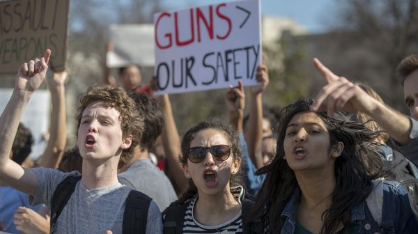 美枪支管控困难枪击案频发 美媒:看看中国