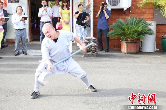 中国侨网少林武僧精彩表演。　樊南　摄