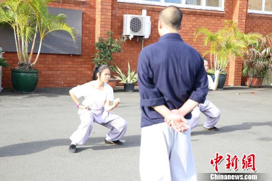 少林武僧指导悉尼当地学员习武?！》?摄
