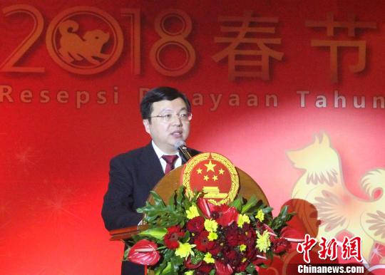 图为中国驻印尼登巴萨代总领事陈巍向与会嘉宾致以节日问候和新年祝福?！×钟来?摄
