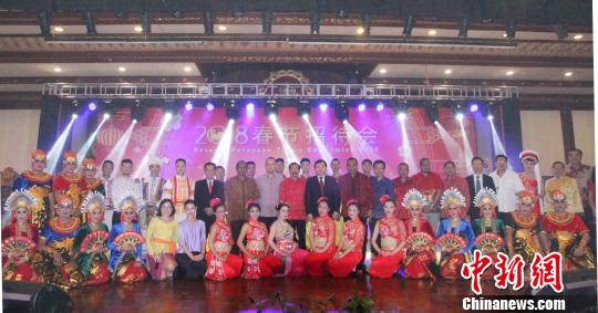 图为来宾与两国艺术家合影。　林永传 摄