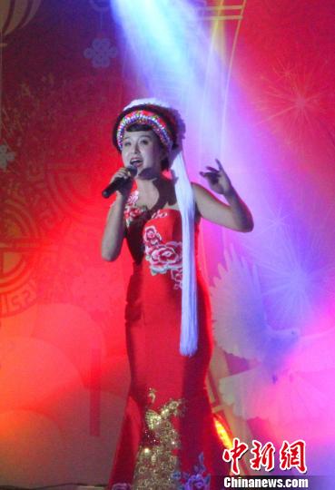 图为女声独唱《小河淌水》?！×钟来?摄